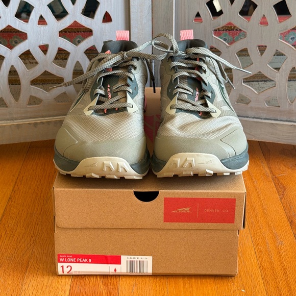 LIKE NEW Altra Women’s Lone Peak 9
Dusty Olive with Bright Pink Accent Size 12 - Picture 5 of 14